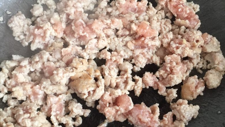 猪肉韭菜盒子,锅放油炒下瘦肉(瘦肉剁碎加盐鸡精生抽料酒腌下)