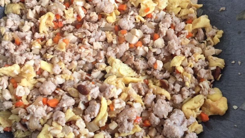 猪肉韭菜盒子,把炒好的步骤2和3加入一起炒,(我有放点6月香豆瓣酱)放点生抽,黑胡椒粉,出锅