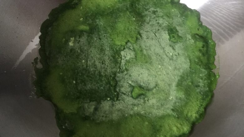 碧玉卷,锅文火下油,将韭菜汁下锅,煎成饼。