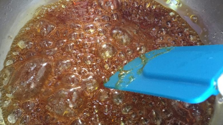 焦糖苹果翻转蛋糕,锅里入细砂糖60g加一点点水熬制变黄时加入20g水(切记加水的时候离远点以免烫伤)