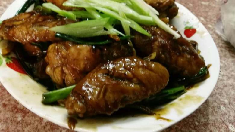 可乐鸡翅2016,加些酱油炒一下，再将一碗可乐倒下去，大火煮开再转小火焖至快收汁时加点蒜翻炒后OK了。