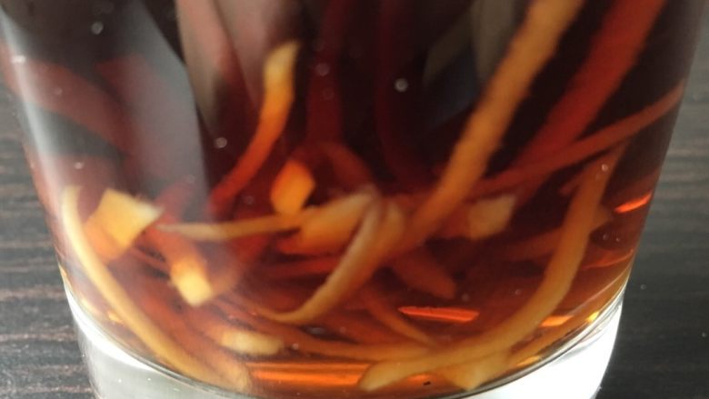 姜丝可乐,将切好的姜丝放入可乐中，关火，焖上两三分钟，即可享用