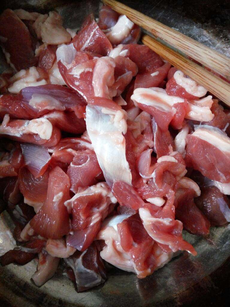 羊肉手抓饭,<a style='color:red;display:inline-block;' href='/shicai/ 329'>羊肉</a>切片,用盐腌制半小时