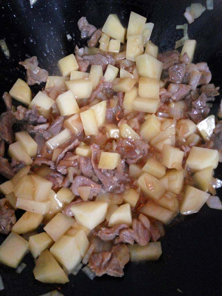 羊肉手抓饭,加入<a style='color:red;display:inline-block;' href='/shicai/ 788'>生抽</a>,盐,鸡精翻炒