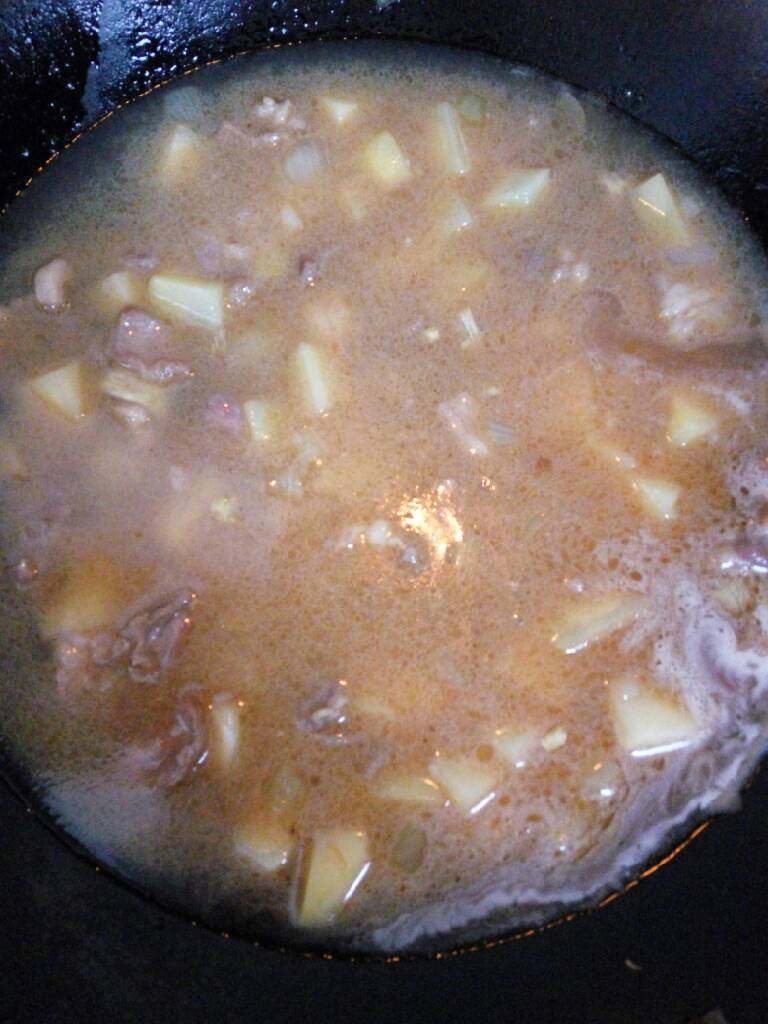 羊肉手抓饭,加入淹没过土豆的清水,中火煮半小时