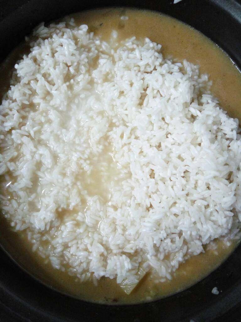 羊肉手抓饭,放入大米,水不够加入少许清水即可,按下煮饭键