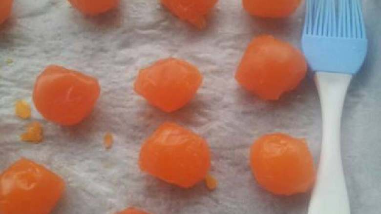 蛋黄酥,咸蛋黄上喷白酒放烤箱烤 去除腥味  用莲蓉馅包住