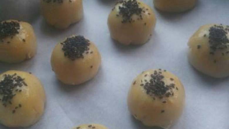 蛋黄酥,酥皮卷包裹蛋黄并撒上芝麻 放烤箱烤就行