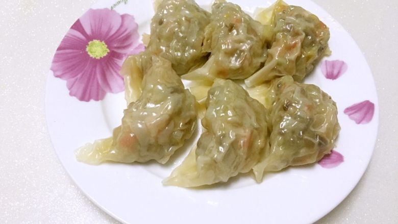 什锦蔬菜蒸馄饨,出锅后要尽快吃，时间久了馄饨皮薄容易变硬。
