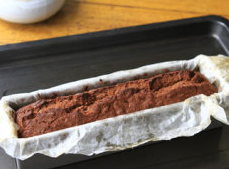 榛果巧克力蛋糕,烤箱165度,中下层,烤30分钟后,上色足够,表层加盖锡纸,继续再烤10分钟。出炉冷却后切片