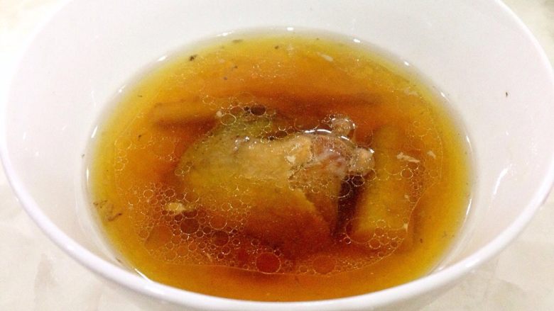 滋补乳鸽汤,加适量盐调味，盛出即可。