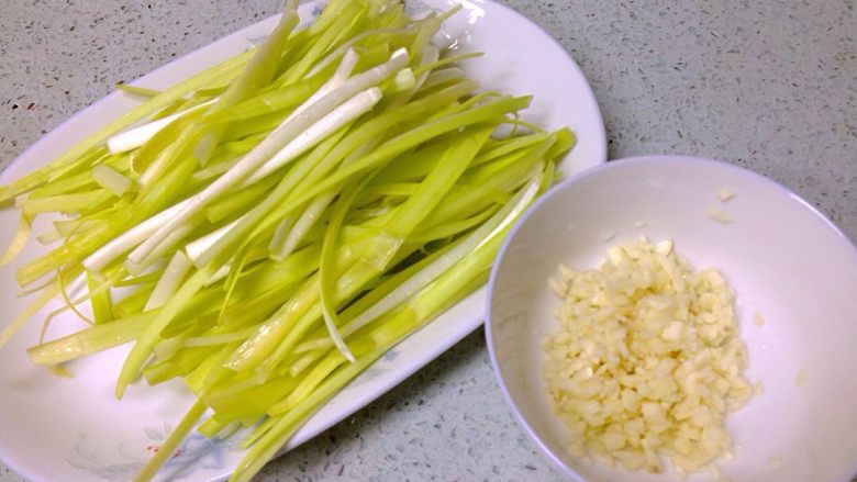 白灼韭黄,<a style='color:red;display:inline-block;' href='/shicai/ 152'>韭黄</a>洗净，切成长段；<a style='color:red;display:inline-block;' href='/shicai/ 2795'>蒜头</a>剁成蒜茸。
