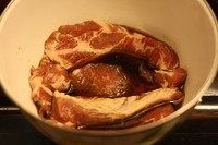 洋葱猪排配菜饭,猪颈背肉自带一些肥肉,这样煎出来的猪排比较好吃。切0.5cm的厚块。用<a style='color:red;display:inline-block;' href='/shicai/ 788'>生抽</a>花雕腌制一下。