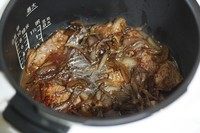 洋葱猪排配菜饭,放入高压锅内,撒上<a style='color:red;display:inline-block;' href='/shicai/ 761'>辣椒粉</a>(可省),松下高压锅不会掉太多水,所以不用额外加太多的水。