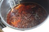 洋葱猪排配菜饭,压好后,不急着拿出来,泡一晚会更入味。第二天热的时候直接选择辅助功能10分钟即可加热。