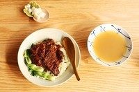 洋葱猪排配菜饭,盛饭,加一块猪排,猪排的酱汁淋一些在饭上,再准备一碗汤就齐活了。家里这天还有腌好的酸萝卜。