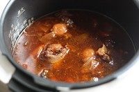 番茄炖牛尾,25分钟之后炖牛尾就出锅了,自己尝下咸淡度,不够味道可加适量盐调味。如果不急着吃最好在锅里泡一会,会更入味呢。