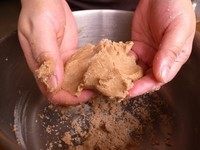 甜桃杏仁塔,把粉类和油脂混合均匀,揉捏成团,放入冰箱松弛1个小时。