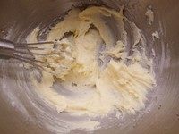 甜桃杏仁塔,【制作内馅】黄油室温软化,加入糖粉混合均匀。