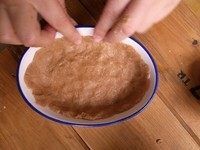 甜桃杏仁塔,【组合】容器底部抹上黄油,把塔皮放入,铺均匀。