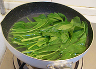 凉拌菠菜粉丝,<a style='color:red;display:inline-block;' href='/shicai/ 117'>菠菜</a>清洗干净后用热水焯一下。