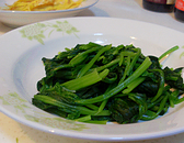 凉拌菠菜粉丝,焯水后攥干水分,切段备用。