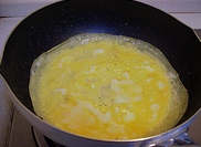 凉拌菠菜粉丝,<a style='color:red;display:inline-block;' href='/shicai/ 9'>鸡蛋</a>一枚加少许盐打散,平底锅加少量的油煎成蛋饼。