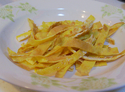 凉拌菠菜粉丝,煎好的鸡蛋饼切成丝。