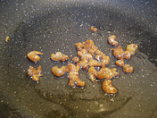 凉拌菠菜粉丝,起锅将提前泡发好的<a style='color:red;display:inline-block;' href='/shicai/ 1694'>海米</a>爆香,盛出备用。