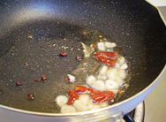 凉拌菠菜粉丝,另起锅放稍多一点的油,放入<a style='color:red;display:inline-block;' href='/shicai/ 700'>花椒</a>爆香后将<a style='color:red;display:inline-block;' href='/shicai/ 700'>花椒</a>拣出。然后用<a style='color:red;display:inline-block;' href='/shicai/ 700'>花椒</a>油将蒜瓣和<a style='color:red;display:inline-block;' href='/shicai/ 86474'>干辣椒</a>段炒香。