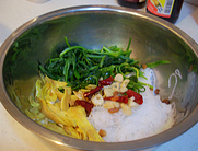 凉拌菠菜粉丝,.趁热炒香的蒜瓣、干辣椒段和底油一起浇在菠菜上,放入炒香的海米,加盐、糖、醋、<a style='color:red;display:inline-block;' href='/shicai/ 788'>生抽</a>拌匀即可开吃了。