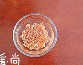 木耳小白菜馅饼,海米洗净后用温水泡一下。