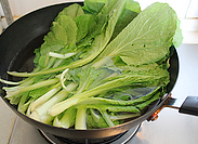 木耳小白菜馅饼,<a style='color:red;display:inline-block;' href='/shicai/ 112'>小白菜</a>洗干净后用热水烫一下捞出。