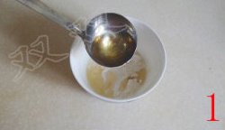 葱油饼,<a style='color:red;display:inline-block;' href='/shicai/ 519'>面粉</a>中放入少许盐，加入葱油，搅匀备用