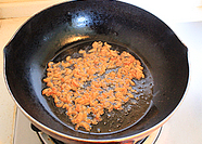 木耳小白菜馅饼,平底锅内放适量的<a style='color:red;display:inline-block;' href='/shicai/ 849'>花生油</a>,油热后放切好的海米碎爆香。