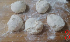 葱油饼,将面团分成5个面剂