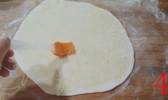 葱油饼,取一个面剂，揉匀，擀成圆饼，将调好的油糊刷在饼上
