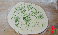 葱油饼,撒上香葱碎