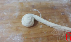 葱油饼,自底部开始卷起，然后自左端盘旋卷起，边卷边拉伸