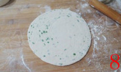 葱油饼,将饼再次擀圆，擀薄