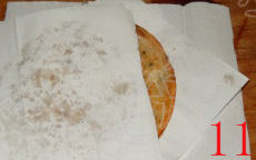 葱油饼,将饼取出，用厨房纸吸油，拍松，揪成小块即可