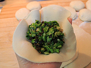 木耳小白菜馅饼,放入馅料。