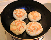 木耳小白菜馅饼,因为馅饼的面是烫面很容易熟,只要中小火煎至馅饼两面金黄即可。