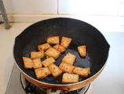 茶树菇烧豆腐 ,平底锅放少量的<a style='color:red;display:inline-block;' href='/shicai/ 849'>花生油</a>,将切好的北豆腐煎到两面金黄。