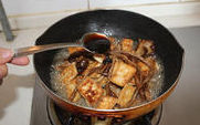茶树菇烧豆腐 ,翻炒均匀后加适量的水和一小勺的<a style='color:red;display:inline-block;' href='/shicai/ 721'>蚝油</a>,盖上盖小火炖一会,待茶树菇变软后大火收汁。
