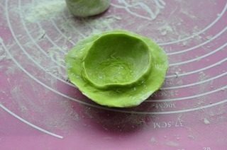 五福报春,捏个边出来,稍微宽一点,从口那里也捏个边竖起来