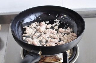 五福报春,锅里放一点食用油,把猪<a style='color:red;display:inline-block;' href='/shicai/ 10695'>肉糜</a>煸炒微黄