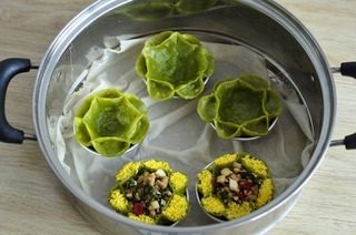 五福报春,蒸好的窝头,蛋黄用筛子压蓉。装入窝头边,中间装菜即可