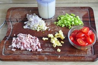 意式香浓菜汤,<a style='color:red;display:inline-block;' href='/shicai/ 23'>土豆</a>切丁，加一碗水打成泥。<a style='color:red;display:inline-block;' href='/shicai/ 29'>洋葱</a>蒜切末，<a style='color:red;display:inline-block;' href='/shicai/ 125'>芹菜</a><a style='color:red;display:inline-block;' href='/shicai/ 443'>培根</a>切丁，<a style='color:red;display:inline-block;' href='/shicai/ 3438'>圣女果</a>切两半