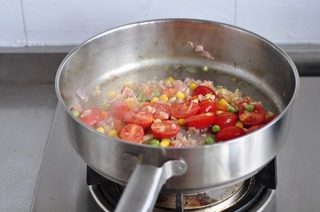 意式香浓菜汤,放入培根，炒出油，放入<a style='color:red;display:inline-block;' href='/shicai/ 8789'>杂菜</a>，小番茄，腰豆炒均匀